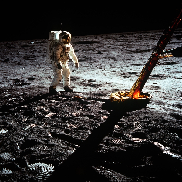Astronaut Edwin Aldrin Jr. walks on the surface of the moon near the Lunar Module - Apollo 11 Variante 1 | 40x40 cm | Premium-Papier