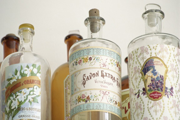 Vintage French Perfume Bottles No. 1 Variante 1 | 30x45 cm | Premium-Papier