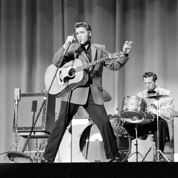 Elvis Presley auf der Bühne (1956) 