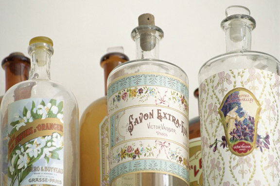 Vintage French Perfume Bottles No. 1 Variante 1 | 13x18 cm | Premium-Papier